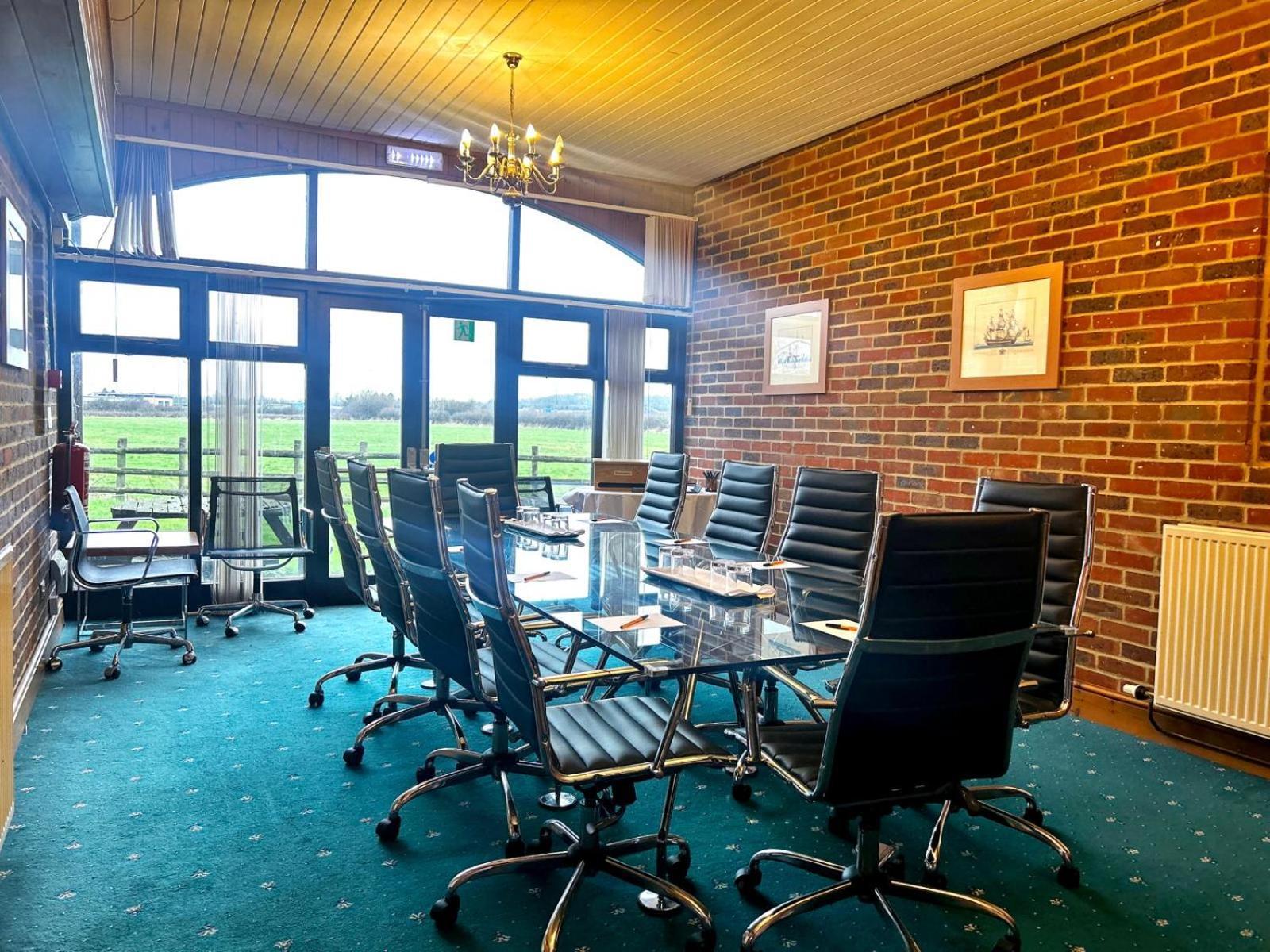 Marsh Farm Hotel Swindon Exterior foto